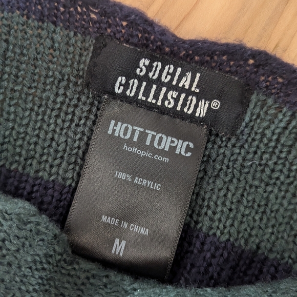 Hot Topic Social Collision Crop Sweater Size Medium - Picture 4 of 6